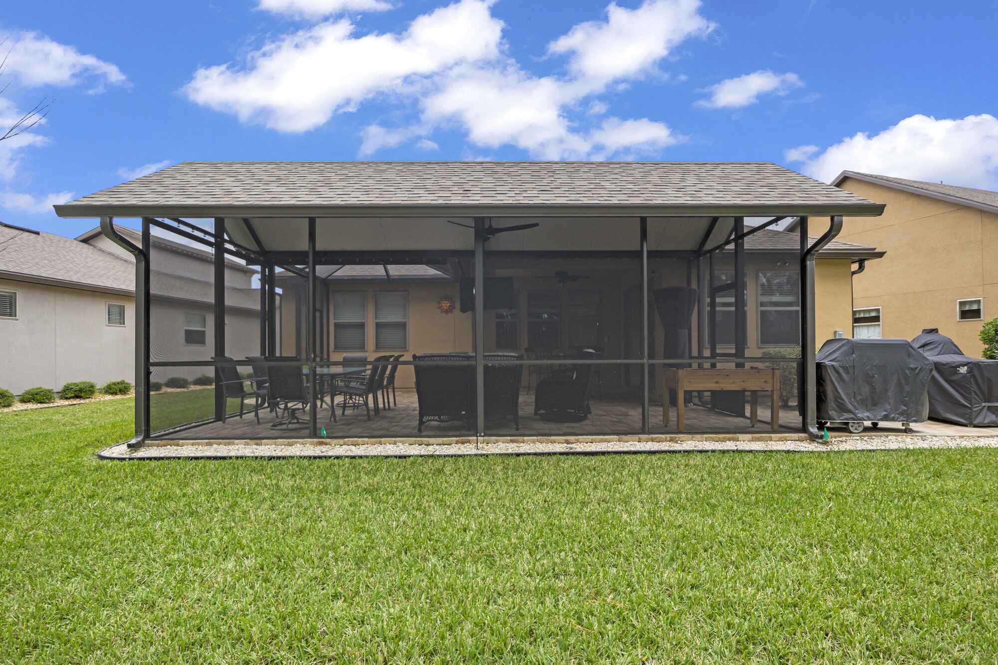 Best Screen Mesh for Florida Pools: 18/14 vs. No-See-Um vs. Pet-Resistant vs. Solar